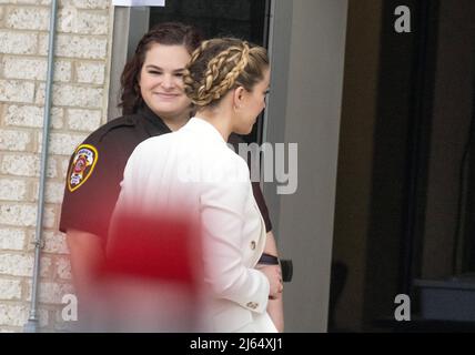 Fairfax, Vereinigte Staaten. 26th avril 2022. Amber Heard arrive pour le 10 jour de son procès pour diffamation contre Johnny Depp au palais de justice du comté de Fairfax, en Virginie, le mardi 26 avril 2022. Crédit: Ron Sachs/CNP (RESTRICTION: PAS de journaux ou journaux New York ou New Jersey dans un rayon de 75 miles de New York) crédit: dpa/Alay Live News Banque D'Images