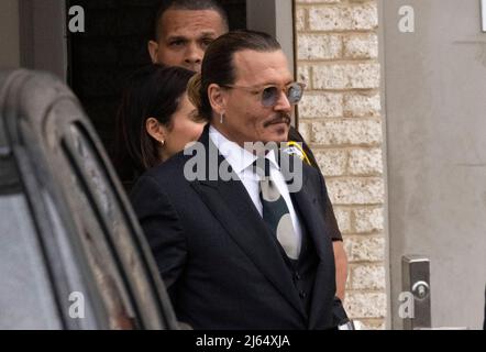 Fairfax, Vereinigte Staaten. 26th avril 2022. Johnny Depp part le lendemain du 10 jour de son procès pour diffamation contre Amber entendu au palais de justice du comté de Fairfax à Fairfax, en Virginie, le mardi 26 avril 2022. Crédit: Ron Sachs/CNP (RESTRICTION: PAS de journaux ou journaux New York ou New Jersey dans un rayon de 75 miles de New York) crédit: dpa/Alay Live News Banque D'Images