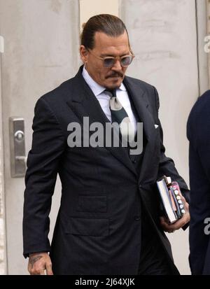 Fairfax, Vereinigte Staaten. 26th avril 2022. Johnny Depp part le lendemain du 10 jour de son procès pour diffamation contre Amber entendu au palais de justice du comté de Fairfax à Fairfax, en Virginie, le mardi 26 avril 2022. Crédit: Ron Sachs/CNP (RESTRICTION: PAS de journaux ou journaux New York ou New Jersey dans un rayon de 75 miles de New York) crédit: dpa/Alay Live News Banque D'Images