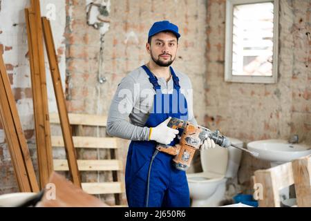 Constructeur confiant posant sur le chantier de construction intérieure Banque D'Images