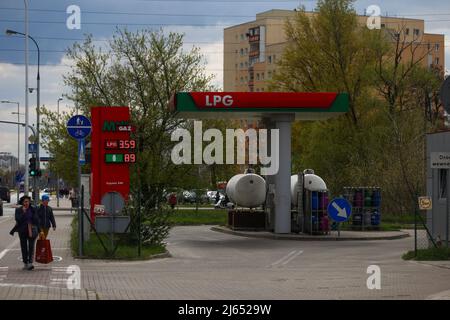 Varsovie. 27th avril 2022. Photo prise le 27 avril 2022 montre une station de gaz de pétrole liquéfié à Varsovie, en Pologne. Le fournisseur russe de gaz Gazprom a annoncé mercredi dernier qu'il arrêtait totalement ses livraisons de gaz à la Pologne et à la Bulgarie, en raison du « défaut de paiement en roubles » des deux États membres de l'UE. Credit: Zhou Nan/Xinhua/Alay Live News Banque D'Images