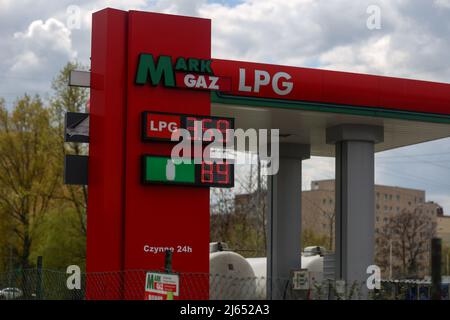 Varsovie. 27th avril 2022. Photo prise le 27 avril 2022 montre une station de gaz de pétrole liquéfié à Varsovie, en Pologne. Le fournisseur russe de gaz Gazprom a annoncé mercredi dernier qu'il arrêtait totalement ses livraisons de gaz à la Pologne et à la Bulgarie, en raison du « défaut de paiement en roubles » des deux États membres de l'UE. Credit: Zhou Nan/Xinhua/Alay Live News Banque D'Images