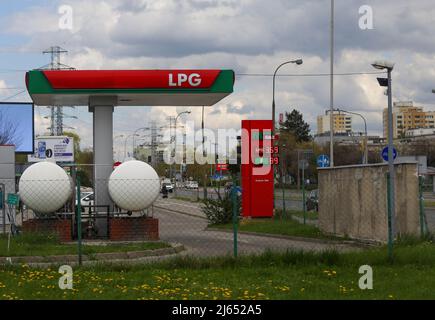 Varsovie. 27th avril 2022. Photo prise le 27 avril 2022 montre une station de gaz de pétrole liquéfié à Varsovie, en Pologne. Le fournisseur russe de gaz Gazprom a annoncé mercredi dernier qu'il arrêtait totalement ses livraisons de gaz à la Pologne et à la Bulgarie, en raison du « défaut de paiement en roubles » des deux États membres de l'UE. Credit: Zhou Nan/Xinhua/Alay Live News Banque D'Images