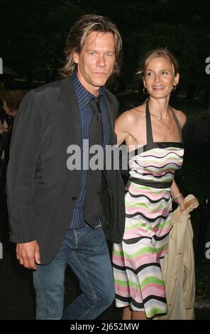 Kevin Bacon et Kyra Sedgwick au public Theatre's Summer Benefit et performance nocturne d'ouverture de 'much ADO About Nothing' au Delacorte Theatre de Central Park à New York le 13 juillet 2004. Crédit photo : Henry McGee/MediaPunch Banque D'Images