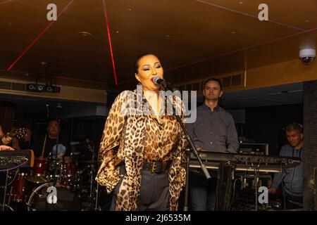 Londres, Royaume-Uni. 27th avril 2022. La chanteuse serbe Svetlana Raznatovic, connue sous le nom de scène CECA, assiste et chante pour des invités à la discothèque Oscars de Mayfair, Londres. Crédit : SOPA Images Limited/Alamy Live News Banque D'Images