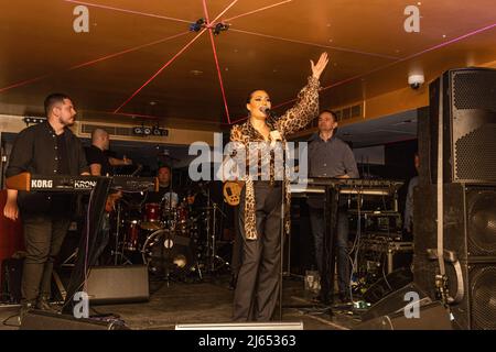 Londres, Royaume-Uni. 27th avril 2022. La chanteuse serbe Svetlana Raznatovic, connue sous le nom de scène CECA, assiste et chante pour des invités à la discothèque Oscars de Mayfair, Londres. Crédit : SOPA Images Limited/Alamy Live News Banque D'Images