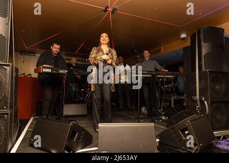 La chanteuse serbe Svetlana Raznatovic, connue sous le nom de scène CECA, assiste et chante pour des invités à la discothèque Oscars de Mayfair, Londres. (Photo de Phil Lewis / SOPA Images / Sipa USA) Banque D'Images