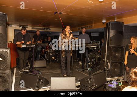 La chanteuse serbe Svetlana Raznatovic, connue sous le nom de scène CECA, assiste et chante pour des invités à la discothèque Oscars de Mayfair, Londres. (Photo de Phil Lewis / SOPA Images / Sipa USA) Banque D'Images