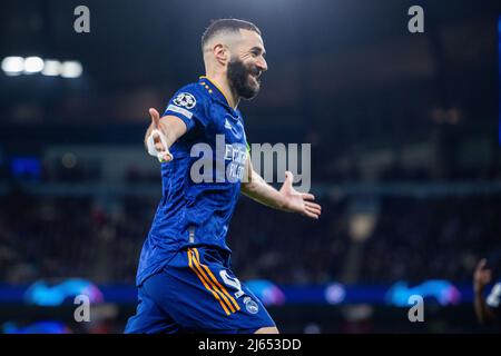 MANCHESTER, ANGLETERRE - 26 AVRIL : Karim Benzema du Real Madrid célèbre après avoir obtenu son score de 2nd et son objectif d'équipe de 3rd lors du match demi-finale de la Ligue des champions de l'UEFA entre Manchester City et Real Madrid au stade de la ville de Manchester le 26 avril 2022 à Manchester, au Royaume-Uni. (Photo de SF) crédit: Sebo47/Alay Live News Banque D'Images