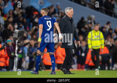 MANCHESTER, ANGLETERRE - AVRIL 26 : gérant Carlo Ancelotti et Karim Benzema lors de la semi finale de la Ligue des champions de l'UEFA un match entre Manchester City et Real Madrid au stade de la ville de Manchester le 26 avril 2022 à Manchester, Royaume-Uni. (Photo de SF) crédit: Sebo47/Alay Live News Banque D'Images