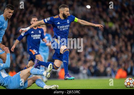 MANCHESTER, ANGLETERRE - AVRIL 26 : Karim Benzema lors de la semi finale de la Ligue des champions de l'UEFA un match entre Manchester City et Real Madrid au stade de la ville de Manchester le 26 avril 2022 à Manchester, Royaume-Uni. (Photo de SF) crédit: Sebo47/Alay Live News Banque D'Images