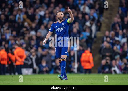 MANCHESTER, ANGLETERRE - 26 AVRIL : Karim Benzema de Real Madrid fête ses célébrations après avoir obtenu 1st buts lors du match de finale de la Ligue des champions de l'UEFA entre Manchester City et Real Madrid au stade de la ville de Manchester le 26 avril 2022 à Manchester, Royaume-Uni. (Photo de SF) crédit: Sebo47/Alay Live News Banque D'Images