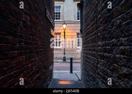 Vue sur St Helens passage à un feu de rue dans New College Lane à l'aube. Oxford, Oxfordshire, Angleterre Banque D'Images