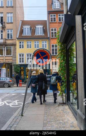 Copenhague, Danemark - 14 novembre 2021 : un panneau de signalisation incliné pour les arrêts et les parkings interdits à côté du trottoir et les femmes qui le passent sur leur Banque D'Images