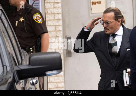 Johnny Depp prend des gestes en direction du véhicule d’Amber Heard alors qu’il part le lendemain du 10 jour de son procès pour diffamation contre Amber entendu à Fairfax, va, Etats-Unis, le mardi 26 avril 2022. Photo de Ron Sachs/CNP/ABACAPRESS.COM Banque D'Images