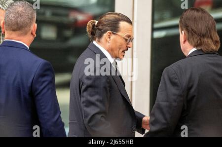 Johnny Depp arrive pour le jour 10 de son procès pour diffamation contre Amber entendu à Fairfax, va, USA, le mardi 26 avril 2022. Photo de Ron Sachs/CNP/ABACAPRESS.COM Banque D'Images