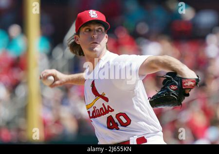 St. Louis, États-Unis. 27th avril 2022. Le pichet des Cardinals de St. Louis Jake Woodford livre un terrain aux mets de New York dans le cinquième repas au Busch Stadium de St. Louis le mercredi 27 avril 2022. Photo par Bill Greenblatt/UPI crédit: UPI/Alay Live News Banque D'Images