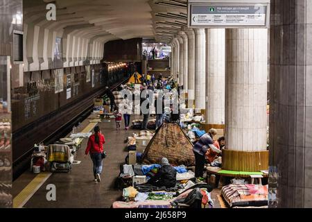 On peut voir les gens vivre dans une station de métro située à Kharkiv, Ukraine. Les citoyens de Kharkiv ont été contraints d’adopter une nouvelle vie sous terre dans les stations de métro, alors que la deuxième plus grande ville d’Ukraine est aujourd’hui confrontée à une menace constante de bombardements et de frappes aériennes russes au quotidien. Banque D'Images