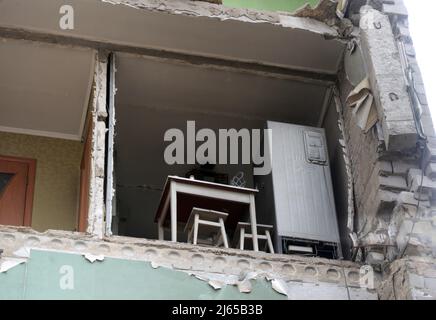 Non exclusif: BORODIANKA, UKRAINE - 25 AVRIL 2022 - l'intérieur d'un appartement est photographié à l'intérieur d'un bâtiment résidentiel endommagé par Ru Banque D'Images