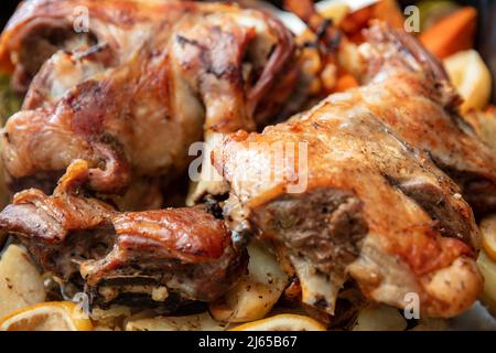 Agneau à l'os cuit à la pomme de terre et aux herbes au four. Cuisine traditionnelle grecque de Pâques, viande de chèvre ou de mouton marinée cuite avec des légumes frais. Fermer Banque D'Images