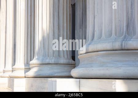 Colonnes classiques, colonnade en marbre et escaliers. Colonnes d'entrée de Zappeion Megaron, monument national, monument historique d'Athènes, Grèce. Vue en gros plan Banque D'Images