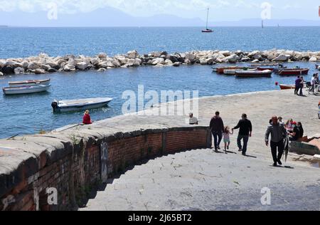 Napoli - Turisti al molo di via Nazario Sauro Banque D'Images