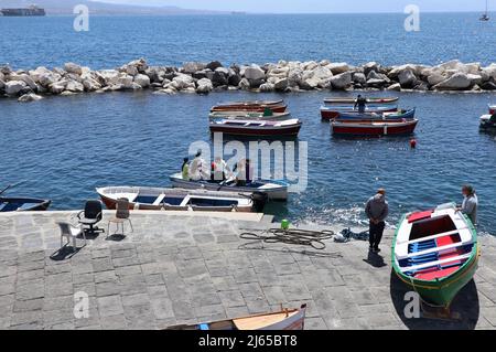 Napoli - Turisti à barca a remi al molo di via Nazario Sauro Banque D'Images