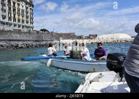 Napoli - Turisti à barca a remi al traino Banque D'Images