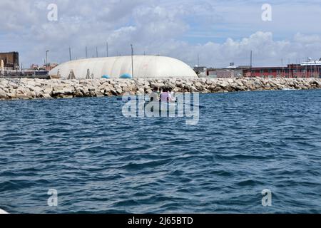 Napoli - Turisti à barca a remi dalla barca Banque D'Images