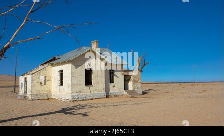 Ancienne gare ferroviaire émiettée dans un quartier isolé de Garub, au sud de la Namibie, en Afrique. C'est un bâtiment blanc vide et délabré, avec du sable désertique Banque D'Images