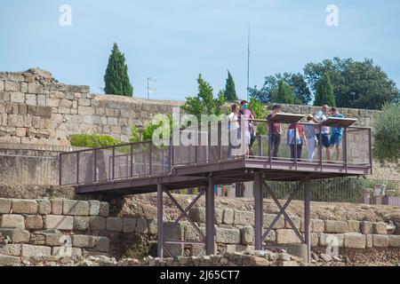 Merida, Espagne - 9th octobre 2021 : plateforme de point de vue d'Alcazaba de Merida pleine de visiteurs. Estrémadure, Espagne Banque D'Images