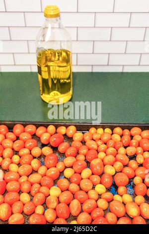 Tomates raisins d'hiver rôties dans une rôtissoire pour cuire de la sauce tomate fraîche. Alimentation saine alimentation méditerranéenne. Banque D'Images