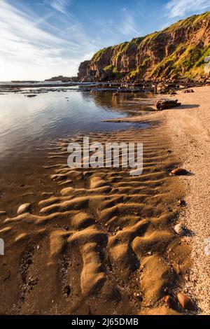 motifs dans le sable à la plage avec des nuages dans le ciel Banque D'Images