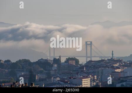 Vigo, Espagne - 25 avril 2020 : vue du matin du pont dans la baie de Vigo en Galice entouré de brouillard Banque D'Images