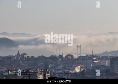 Vigo, Espagne - 25 avril 2020 : vue du matin du pont dans la baie de Vigo en Galice entouré de brouillard Banque D'Images