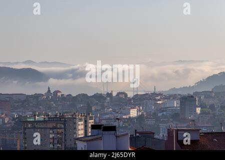 Vigo, Espagne - 25 avril 2020 : vue du matin du pont dans la baie de Vigo en Galice entouré de brouillard Banque D'Images