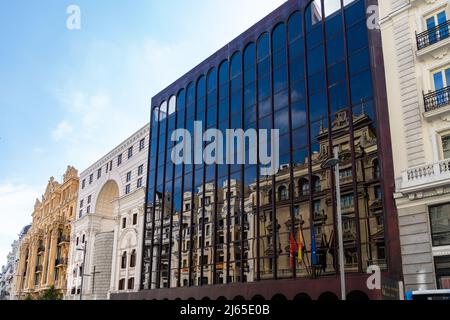 Madrid, Espagne - 10 octobre 2021 : vue sur les bâtiments de l'avenue Gran via. Bureaux et bâtiments résidentiels Banque D'Images