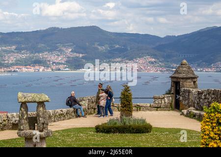 Vigo, Espagne - 25 avril 2020 : les gens qui ont mené la baie de Vigo du point de vue de Parque do Castro Banque D'Images