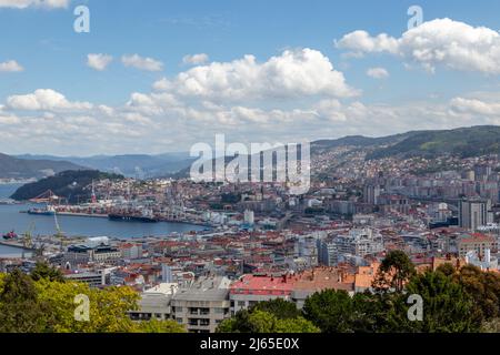 Vigo, Espagne - 25 avril 2020 : vue sur la belle ville de Vigo en Galice depuis Parque do Castro Banque D'Images