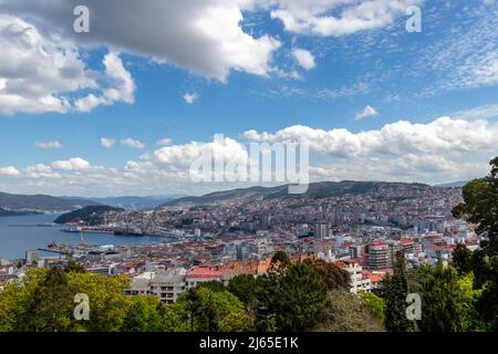 Vigo, Espagne - 25 avril 2020 : vue sur la belle ville de Vigo en Galice depuis Parque do Castro Banque D'Images