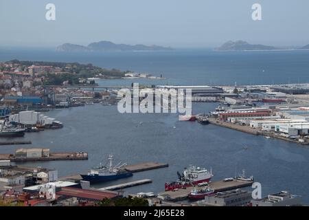 Vigo, Espagne - 25 avril 2020 : vue sur le port de Vigo, l'un des plus importants en Galice et en Espagne Banque D'Images