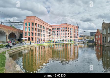 Reflet des appartements avec service dans le bâtiment du séjour à Regents Canal, Camden, Londres, Angleterre. Banque D'Images