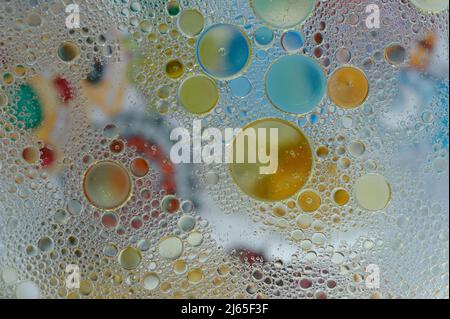 Image macro ou en gros plan de bulles de savon colorées dans l'eau Banque D'Images