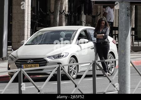 Jérusalem, Israël. 28th avril 2022. Les Israéliens se battent solennellement la tête et contempleront les six millions de victimes juives de l'Holocauste alors que la vie s'arrête dans les rues de Jérusalem et dans tout le pays. Une sirène de deux minutes a percé le silence marquant le jour du souvenir des martyrs de l'Holocauste et des héros, Yom HaShoah. Crédit : NIR Amon/Alamy Live News Banque D'Images