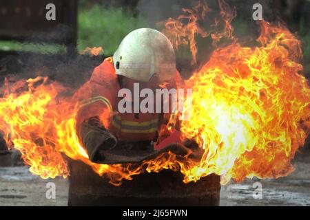 Un candidat exécutant une technique de lutte contre l'incendie au cours d'une compétition organisée entre des concurrents de tous les lieux d'affectation à Jakarta, à Cipayung, dans l'est de Jakarta, à Jakarta, en Indonésie. Banque D'Images