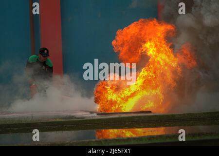 Un candidat exécutant une technique de lutte contre l'incendie au cours d'une compétition organisée entre des concurrents de tous les lieux d'affectation à Jakarta, à Cipayung, dans l'est de Jakarta, Jakarta, Indonésie. Banque D'Images