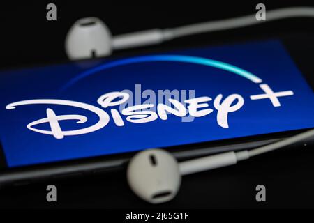 Rheinbach, Allemagne 28 avril 2022, le logo de la marque du service de streaming en ligne « Display + » sur l'écran d'un smartphone (en particulier sur le logo de la marque) Banque D'Images