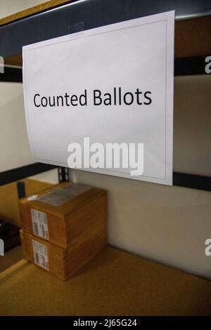 Reno, États-Unis. 27th avril 2022. Un lieu pour les bulletins de vote comptés. Le registraire des électeurs du comté de Washoe a fait une visite de leur établissement à la presse et a expliqué le processus avant les élections de mi-mandat. (Photo de Ty O'Neil/SOPA Images/Sipa USA) crédit: SIPA USA/Alay Live News Banque D'Images