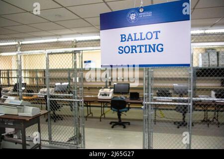 Reno, États-Unis. 27th avril 2022. Zone de tri des bulletins de vote. Le registraire des électeurs du comté de Washoe a fait une visite de leur établissement à la presse et a expliqué le processus avant les élections de mi-mandat. Crédit : SOPA Images Limited/Alamy Live News Banque D'Images