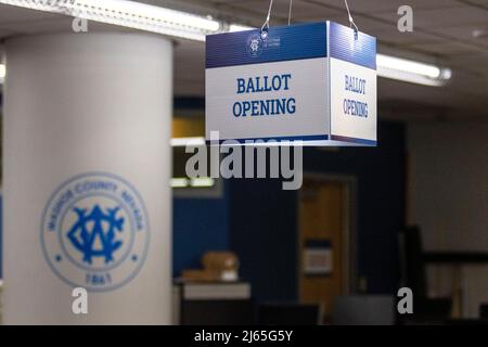 Reno, États-Unis. 27th avril 2022. Un signe pour l'ouverture du bulletin de vote. Le registraire des électeurs du comté de Washoe a fait une visite de leur établissement à la presse et a expliqué le processus avant les élections de mi-mandat. Crédit : SOPA Images Limited/Alamy Live News Banque D'Images